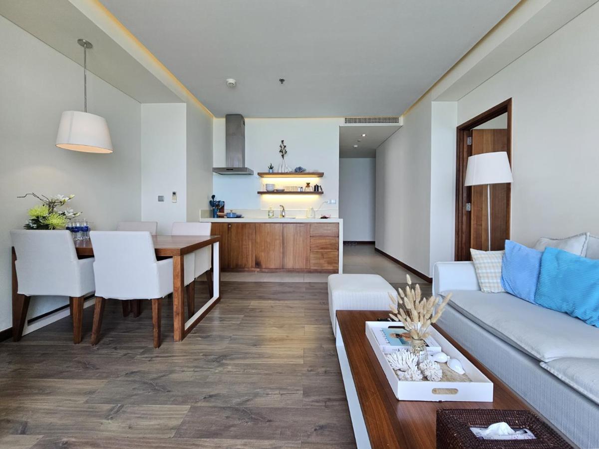 Stunning Apartments Across My Khe Beach ! Rooftop Pool & Gym Дананг Екстер'єр фото