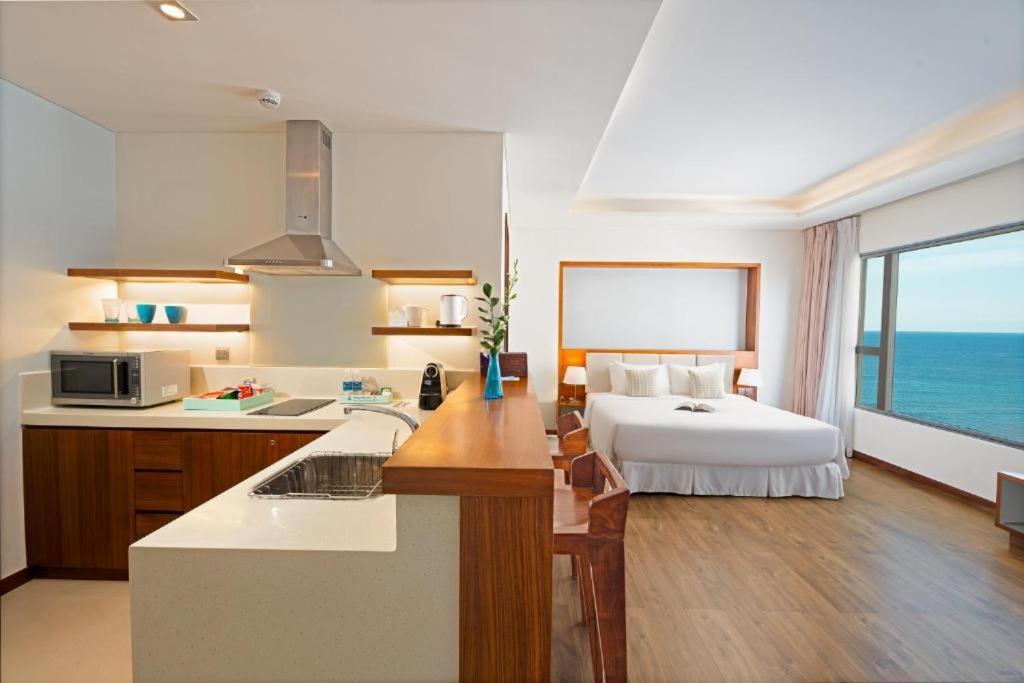 Stunning Apartments Across My Khe Beach ! Rooftop Pool & Gym Дананг Екстер'єр фото